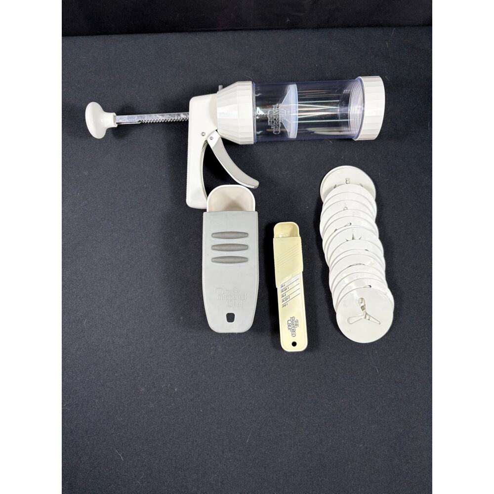 Pampered Chef  Baking Bundle Cookie Press 16 Discs Slider Measuring Cup & Spoon